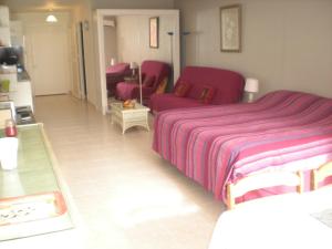 1 dormitorio con 1 cama y sala de estar en Studio 27 Orient Bay, en Orient Bay