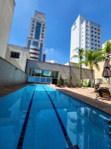una piscina frente a un edificio en La Bella Cintra, 672 en São Paulo