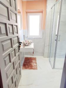 a bathroom with a shower and a door at CASA BOUTIQUE LOS MONEGROS 
