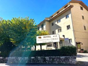 una señal de hotel frente a un edificio en Le Focette dell'Orso, en Scanno