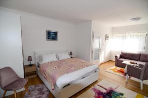 une chambre avec un lit, une chaise et un canapé dans l'établissement Studio Rio, à Trebinje