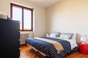 米蘭的住宿－Schiavoni Flexyrent WiFi，一间卧室配有一张带蓝白色毯子的床