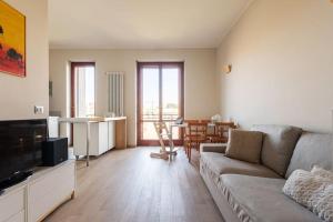 米蘭的住宿－Schiavoni Flexyrent WiFi，客厅配有沙发和桌子
