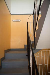 klatka schodowa w domu z poręczą schodową w obiekcie Villa Havana Negril w Negril