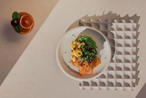 un bol de nourriture sur une assiette sur une table dans l'établissement Enso District Hotel, à Knokke-Heist