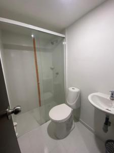 a bathroom with a shower and a toilet and a sink at Apartaestudio de 1 habitación Disfruta Medellin in Medellín