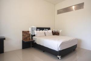 Postel nebo postele na pokoji v ubytování Homestay C9 Exclusive Kaliurang Yogyakarta Mitra RedDoorz