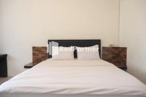 Postel nebo postele na pokoji v ubytování Homestay C9 Exclusive Kaliurang Yogyakarta Mitra RedDoorz