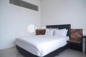 Postel nebo postele na pokoji v ubytování Homestay C9 Exclusive Kaliurang Yogyakarta Mitra RedDoorz