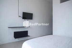 TV a/nebo společenská místnost v ubytování Homestay C9 Exclusive Kaliurang Yogyakarta Mitra RedDoorz