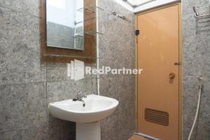 Koupelna v ubytování Homestay C9 Exclusive Kaliurang Yogyakarta Mitra RedDoorz