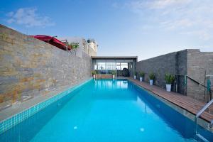 Bazén v ubytování KOVA Diamond Hotel Da Nang nebo v jeho okolí