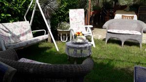 Rocca Cilento的住宿－Il giardino del borgo，院子里的一组椅子和一张桌子