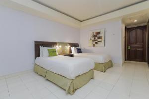 Postel nebo postele na pokoji v ubytování Urbanview Hotel Taman Suci Denpasar Bali