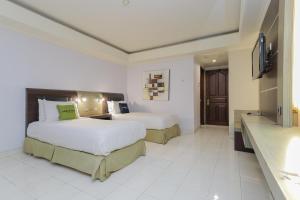 Postel nebo postele na pokoji v ubytování Urbanview Hotel Taman Suci Denpasar Bali