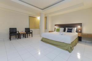 Postel nebo postele na pokoji v ubytování Urbanview Hotel Taman Suci Denpasar Bali