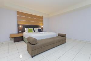 Postel nebo postele na pokoji v ubytování Urbanview Hotel Taman Suci Denpasar Bali