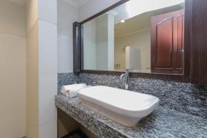 Koupelna v ubytování Urbanview Hotel Taman Suci Denpasar Bali