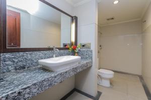 Koupelna v ubytování Urbanview Hotel Taman Suci Denpasar Bali