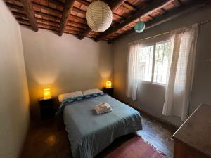 sypialnia z łóżkiem z ręcznikiem w obiekcie Kasbah inn w mieście La Cumbre