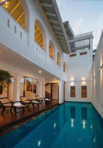 uma piscina numa villa com uma casa em Taavetti em Galle