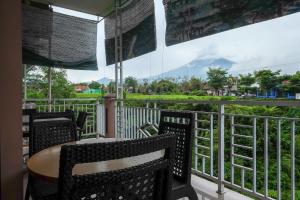 Balkón nebo terasa v ubytování RedDoorz Syariah near Taman Rekreasi Kalianget Wonosobo + 37 fotografií