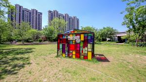 un edificio colorido en un parque con edificios altos en Roy Chen Apartment in Tongzhou District, en Beijing