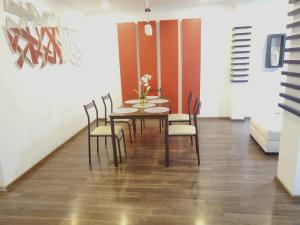 een eetkamer met een tafel en stoelen bij Bello Horizonte Departamento in Cuenca