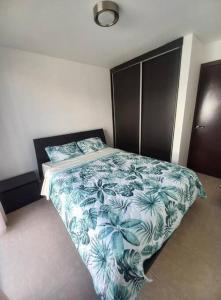 1 dormitorio con 1 cama con manta azul y blanca en Enjoy a beautiful beach house in Panamá, en Río Hato