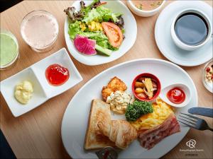 einen Tisch mit Frühstücksteller darauf in der Unterkunft Daiwa Roynet Hotel Osaka-Uehonmachi in Osaka