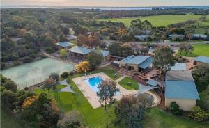 una vista aérea de una casa con piscina y patio en Phillip Island Nature Resort Villas, en Cowes