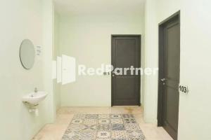 a bathroom with a sink and a toilet at Panorama Inn Residence Batu Redpartner in Batu +43 photos