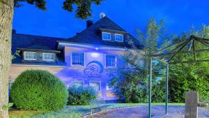 ダウンにあるFerienwohnung Vulkaneifelの紫色の光が灯る家