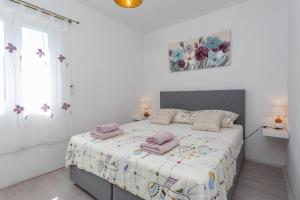 Postel nebo postele na pokoji v ubytování Apartments Edi - ZF Hvar