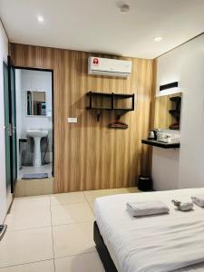 um quarto com uma cama e uma casa de banho com um lavatório em Memory Boutique Hotel em Semporna