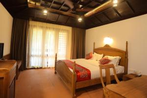 Postel nebo postele na pokoji v ubytování Heaven Inn Munnar