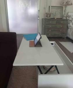 einen weißen Tisch mit einem Buch darauf in einem Zimmer in der Unterkunft VillaMilla deluxe en-suite room in Mae Haad