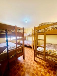 Habitación con 3 literas en una habitación en Hospedaje Anais, en Pisco