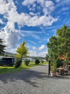 a driveway with a van parked in a yard at Ferienwohnungen am Moselbeach in Mehring