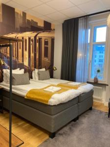 una camera con un grande letto di Livin Station Hotel a Örebro