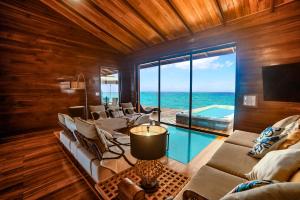 sala de estar con vistas al océano en Eco-Lodge Bocas Coral Reef - Over water villa & birds house, en Botabite