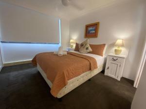 sypialnia z łóżkiem, 2 lampami i oknem w obiekcie Monte Carlo Resort - Hosted by Coastal Letting w mieście Gold Coast