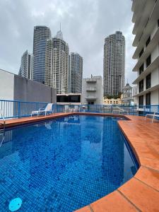 duży basen w budynku z wysokimi budynkami w obiekcie Monte Carlo Resort - Hosted by Coastal Letting w mieście Gold Coast