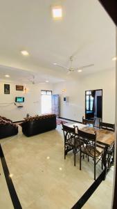 TV a/nebo společenská místnost v ubytování KPN Trinco Holiday Resort