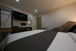 Rúm í herbergi á Daejeon Yuseong Hotel Dret