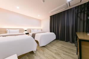 Postel nebo postele na pokoji v ubytování Daejeon Yuseong Hotel Dret
