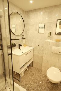 ドルム・ノイフェルトにあるBorkumのバスルーム(洗面台、トイレ、鏡付)