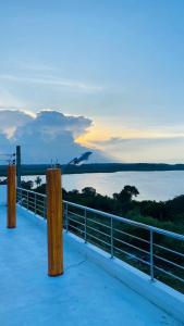 KPN Trinco Holiday Resort في ترينكومالي: إطلالة على المحيط من رصيف الميناء عند غروب الشمس
