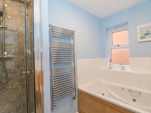 ein Badezimmer mit Dusche, Badewanne und Waschbecken in der Unterkunft Sea Pebbles in Weymouth + 26 Fotos