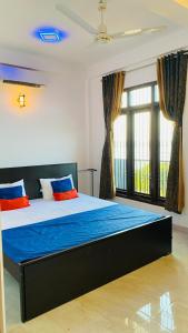 Una cama o camas en una habitación de KPN Trinco Holiday Resort